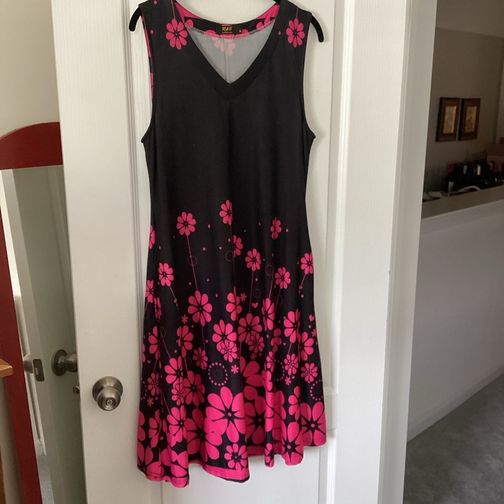Black and Pink Sleeveless V-Neck Midi Sundress